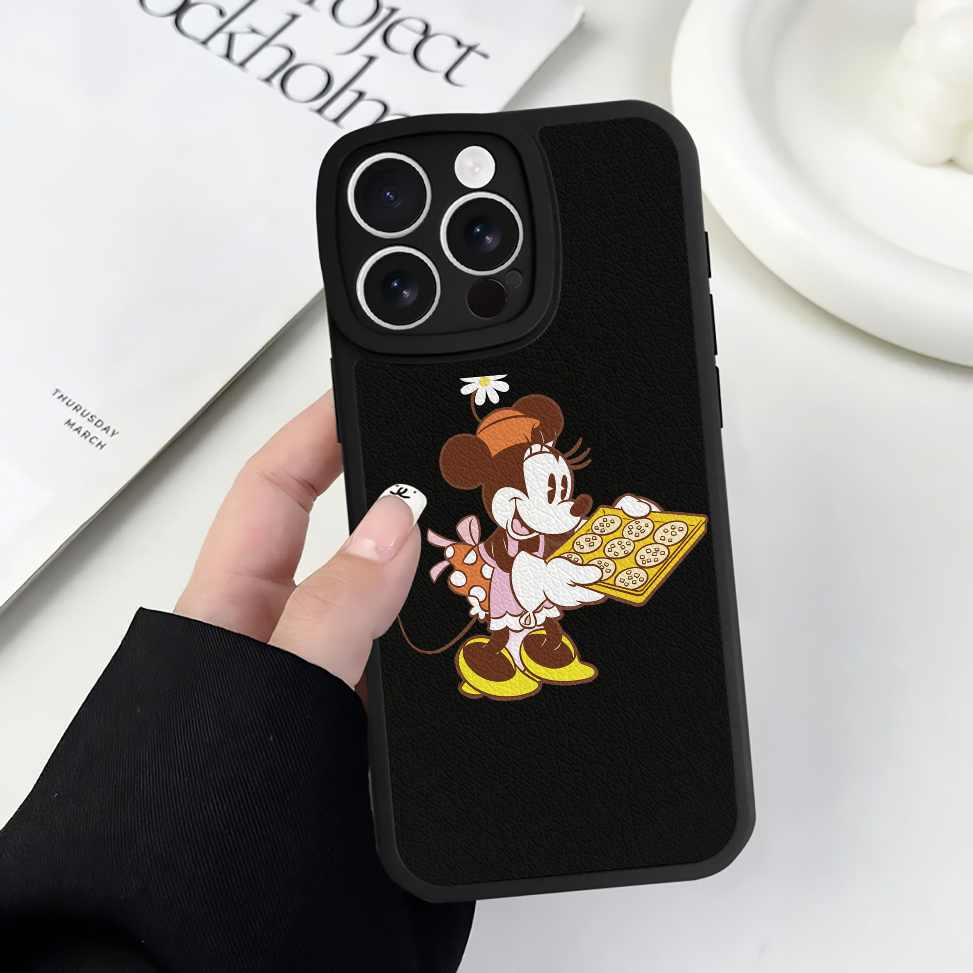 （画像用） ミッキーマウス Mickey Mouse 【iPhone 16シリーズ対応】シリコンスマホケース（レザー調） 材質：シリコン